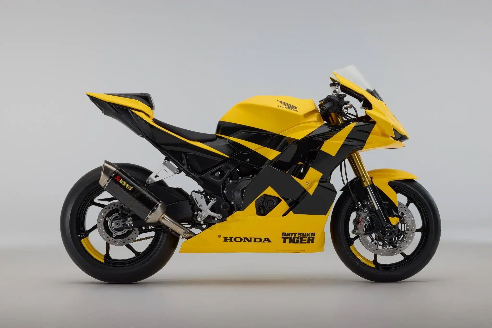 Honda × Onitsuka Tiger : la collaboration mode-moto dévoilée à Milan